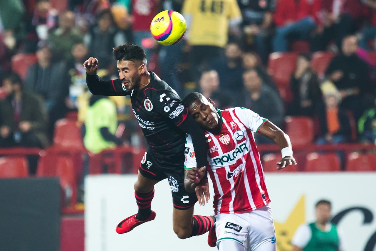 Aunque bien pronto, a los tres minutos, Gustavo Bou probó al arquero Marcelo Barovero y el guardameta de Rayos hizo una espectacular atajada.