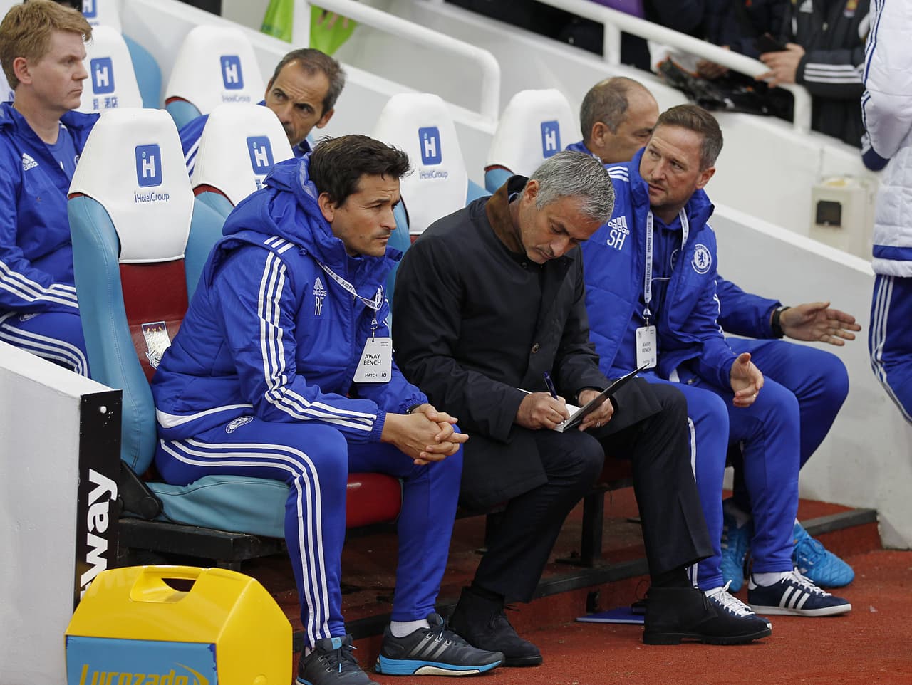 El defensor del Chelsea concretó una jugada que parecía ir camino de firmar el empate tras el gol de Zárate.