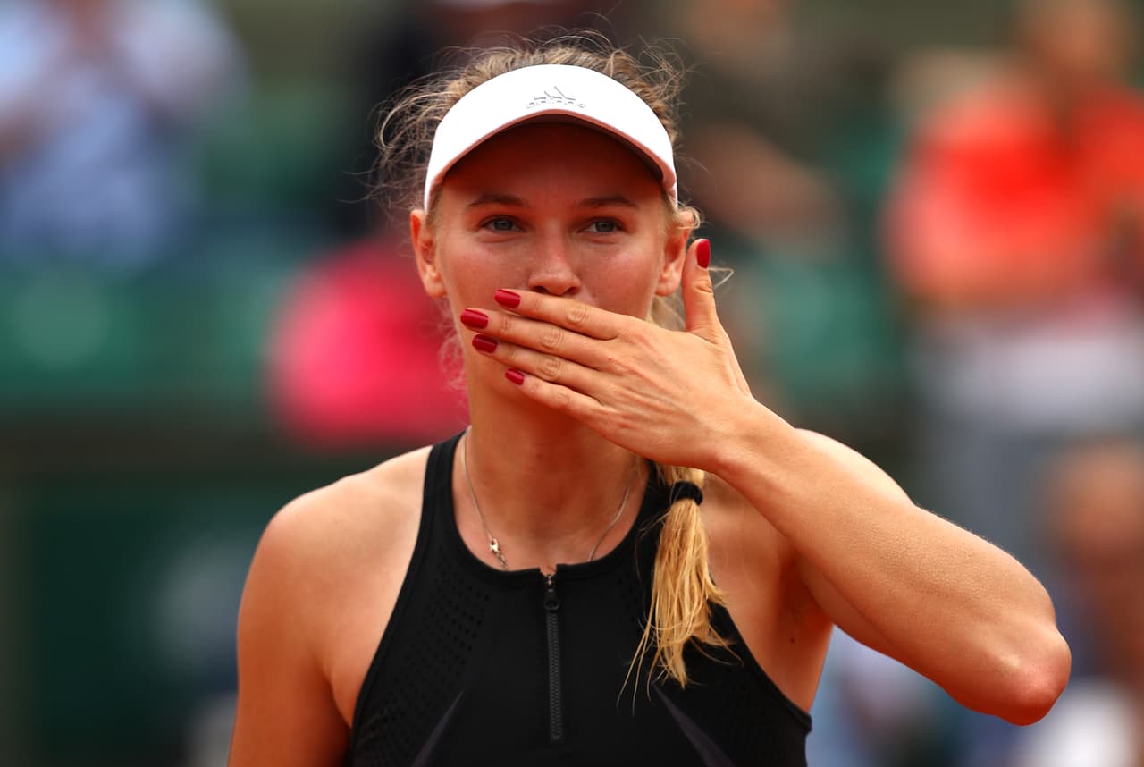Wozniacki debutó con triunfo en Roland Garros; Azarenka tropezó