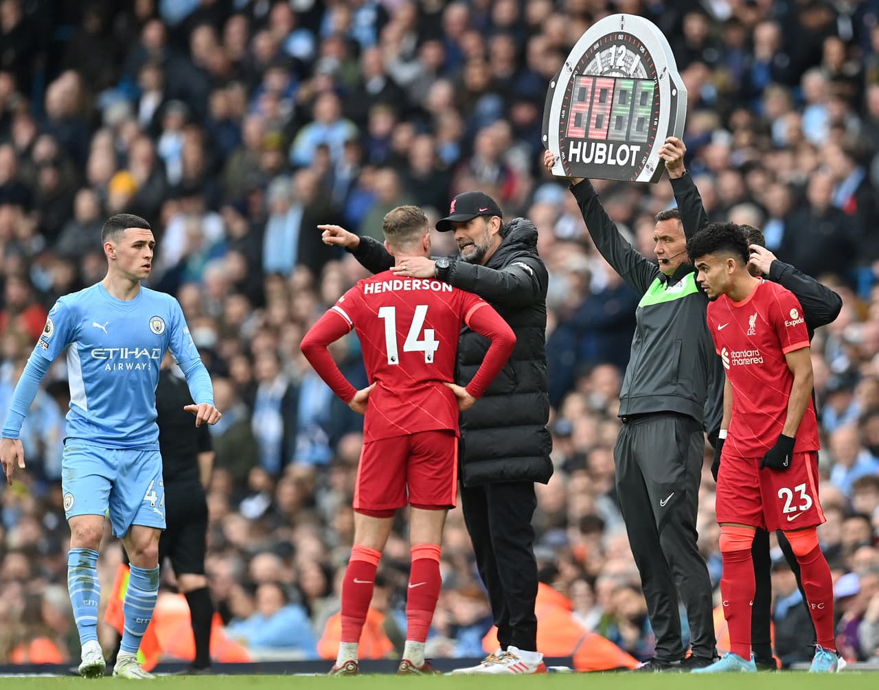 Manchester City y Liverpool dieron un gran partido en Etihad Stadium con un 2-2 final que deja todo igual en la lucha por el título de la Premier League de Inglaterra.