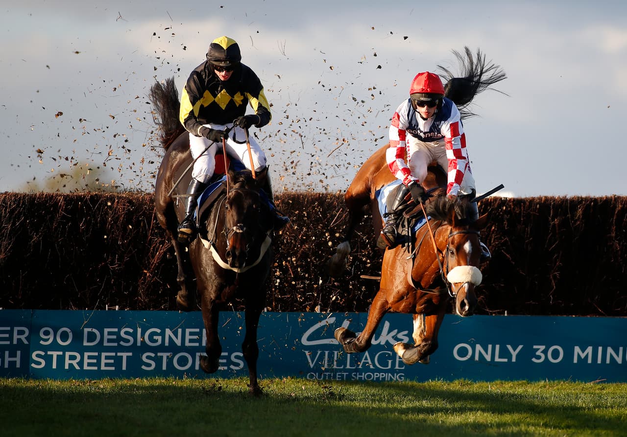 Las competencias en las Wincanton Races dejan escenas llenas de la plasticidad del caballo y la destreza de los jinetes, en este caso de Tom O'Brien (izq.) para ganar el Badger Ales Trophy Handicap Steeple Chase. Su rival en la imagen, Harry Cobden (der.) no tuvo tanta suerte.