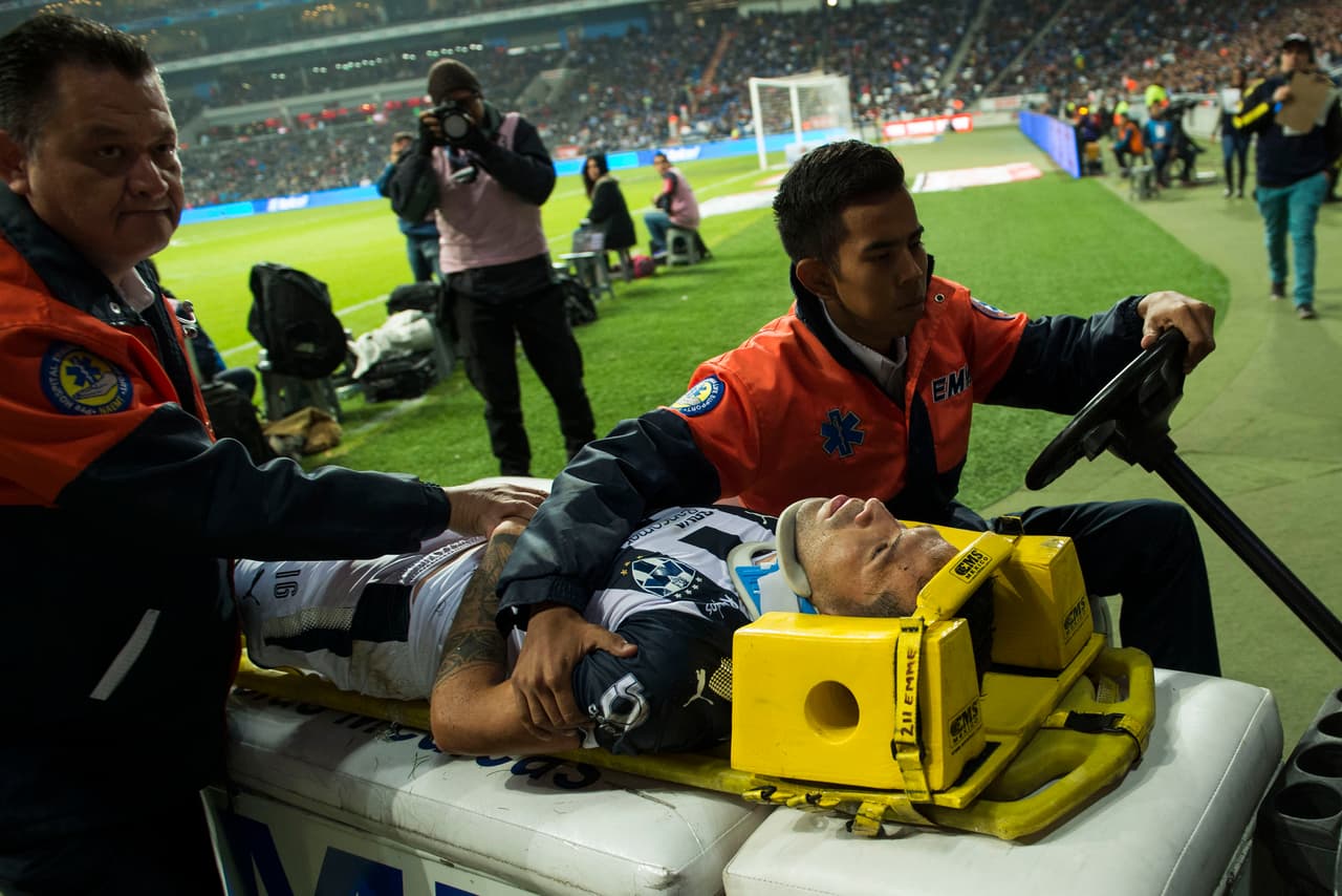 El momento dramático del encuentro se vivió al final del primer tiempo cuando Celso Ortiz tuvo que salir en camilla. Fue llevado al hospital para realizar exámenes médicos.