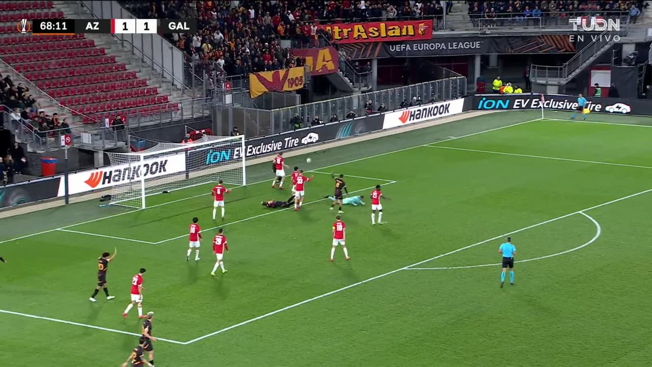 ¡TIRO ATAJADO! disparo por Victor Osimhen.