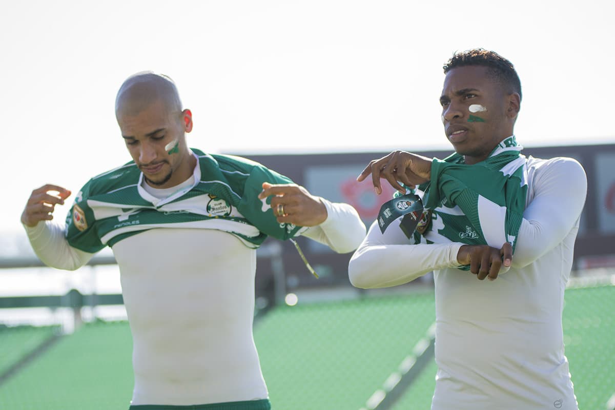 El brasileño Matheus Dória (izquierda) y el ecuatoriano Ayrton Pereira (derecha), se visten por primera vez con los colores del Santos Laguna.