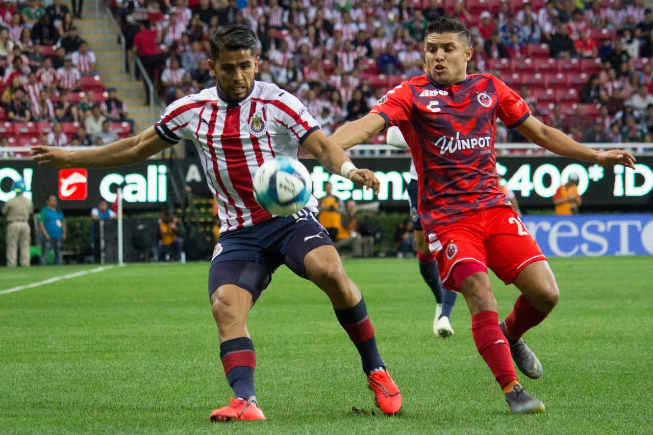 A los 12 minutos Alexis Vega sacó potente cañonazo dentro del área que se estrelló en el travesaño, cuando parecía que caía el gol, el poste se cruzó en el camino.