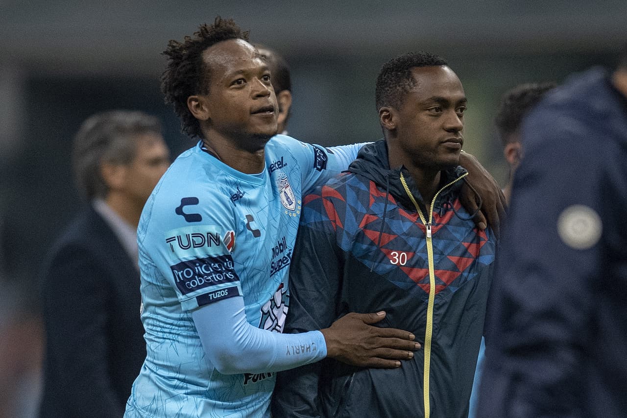 Romario Ibarra (izq.) fue a consolar a su hermano Renato Ibarra, que no jugó, tras el partido.