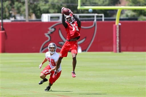 Tavarres King hacienda una atrapada ante la mirada de Isaiah Frey.