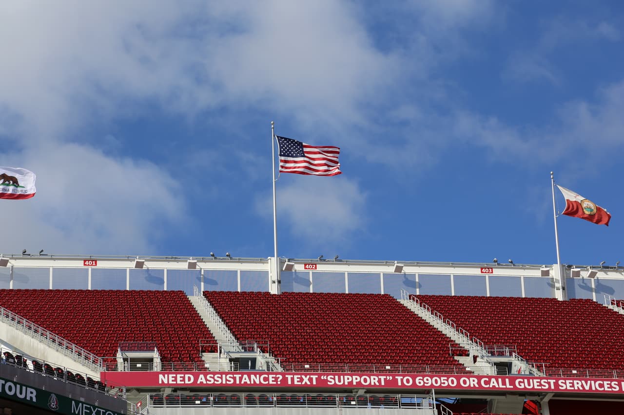 Seguimiento gráfico de los trabajos en cancha de los jugadores, las características del escenario y hasta la alegría de los asistentes en el Levi's Stadium en el partido de México contra Islandia.