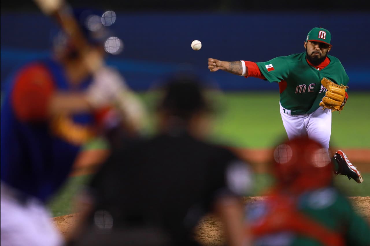 Venezuela descontó una carrera en la tercera entrada y llegó a la quinta con desventaja de 8-1, pero en ese episodio sumó tres carreras, dos más en la sexta y tres en la séptima, dos mediante jonrón de Víctor Martínez, para el 11-9 final.