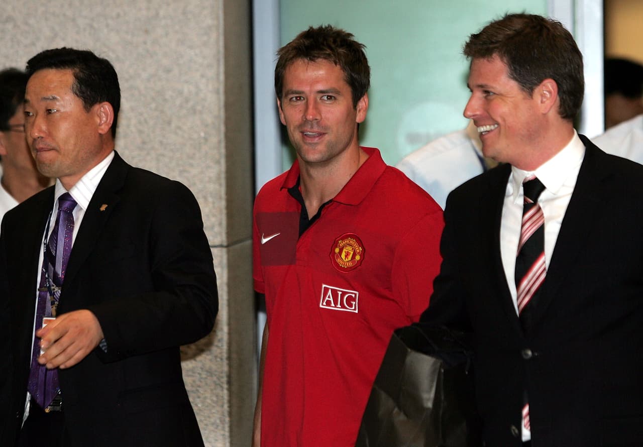 Un año antes del arribo del mexicano a Old Trafford, el United fichó a la leyenda inglesa Michael Owen.