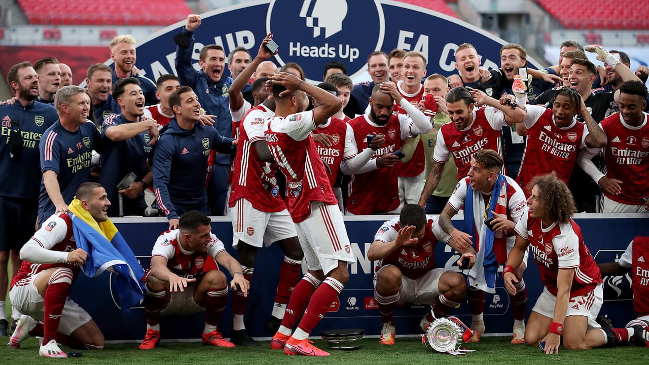 De héroe a villano: Aubameyang tiró y rompió el trofeo de la FA Cup