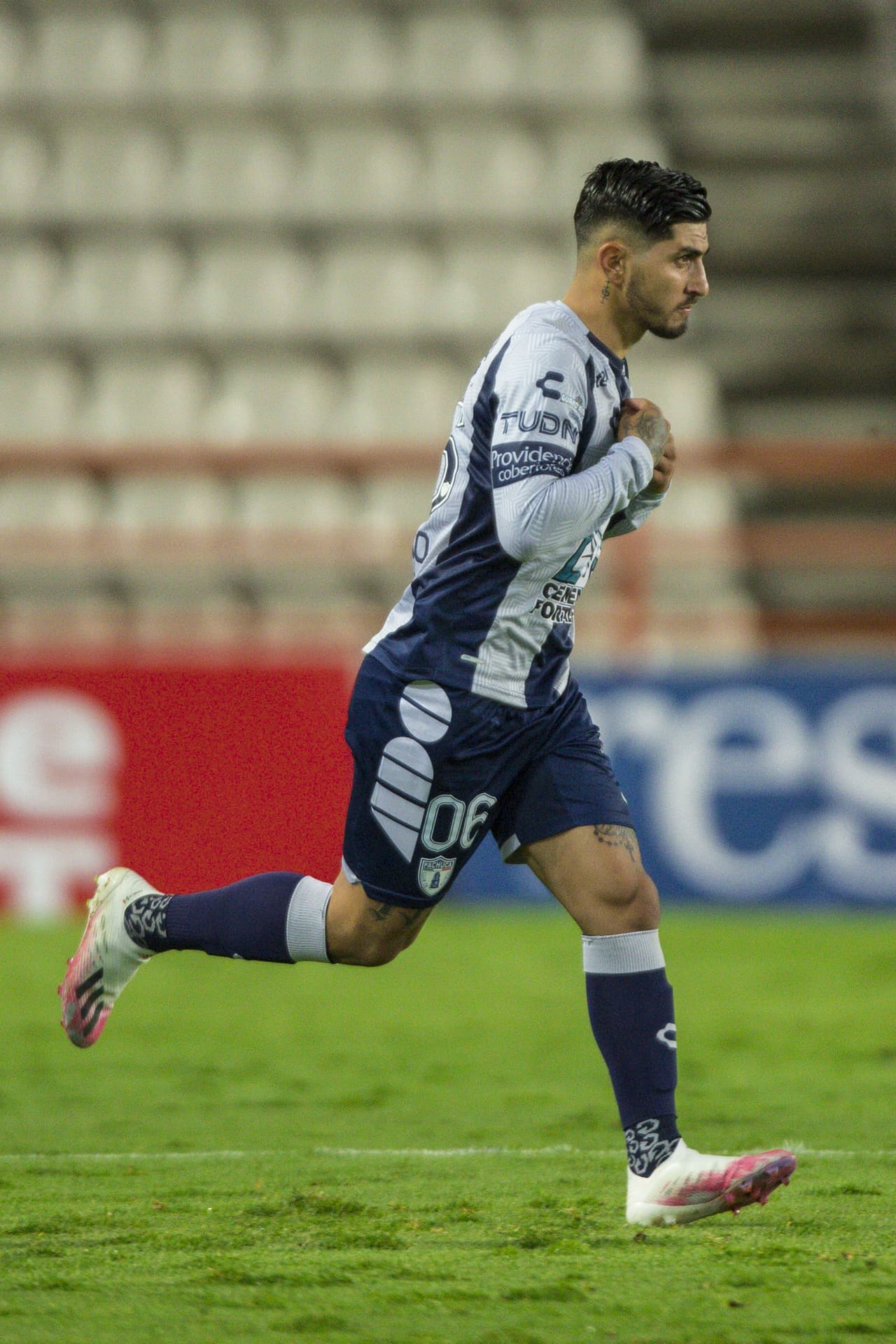 Pezzolano no sabe a quién sentaría si pone a Guzmán como titular