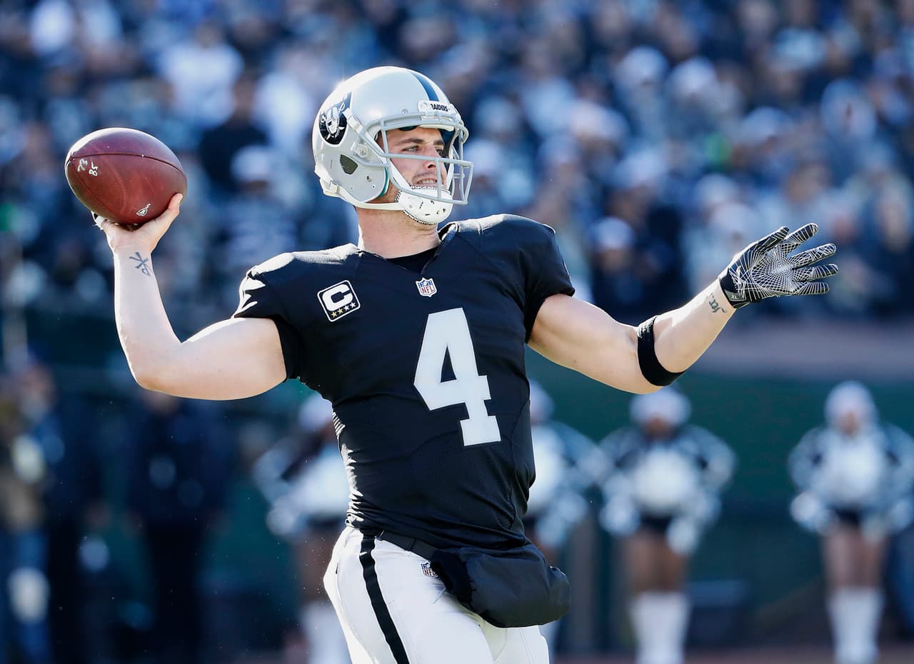 Derek Carr fue operado con éxito