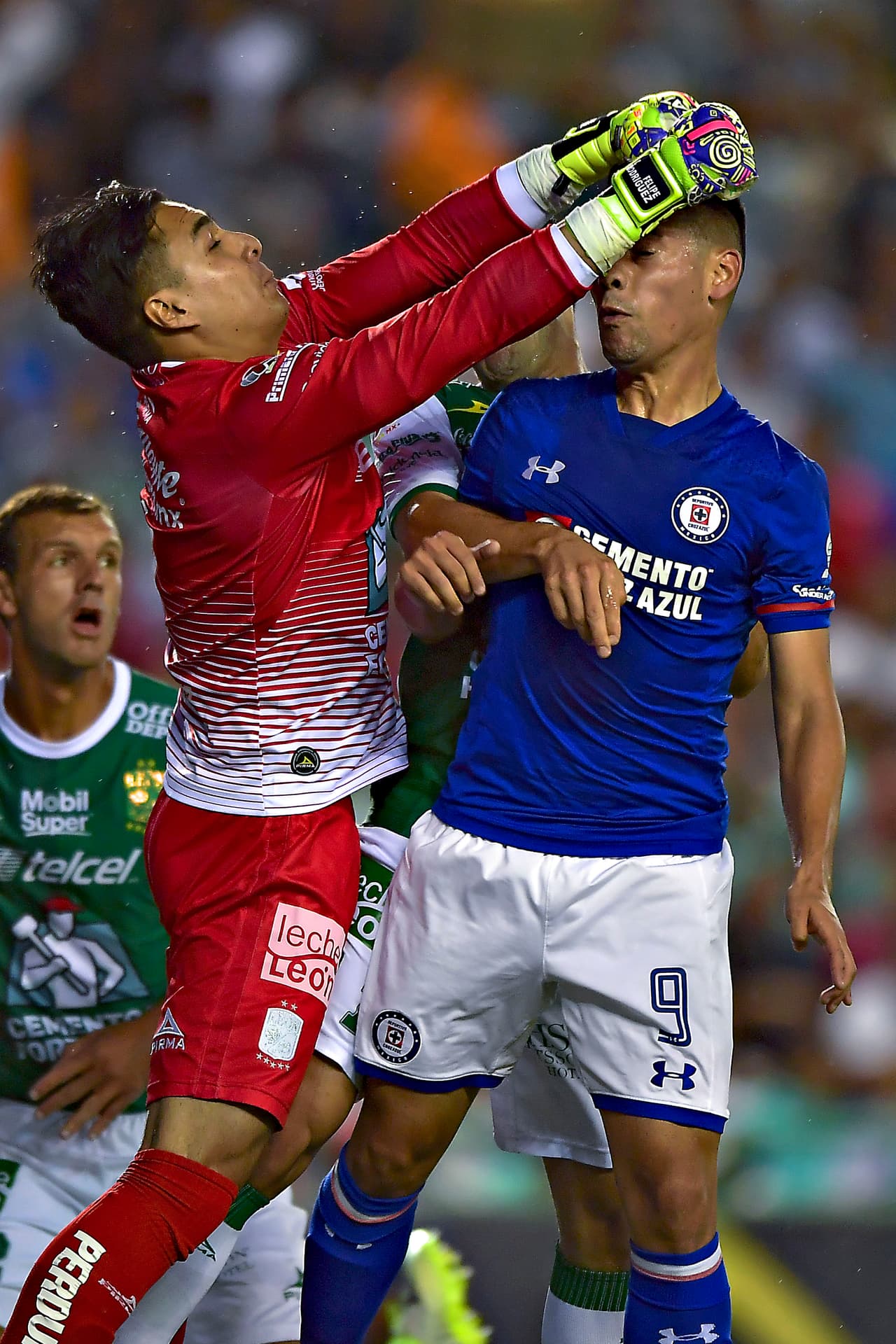 Felipe Rodríguez, arquero del León, corta un ataque de sus rivales en la segunda parte.