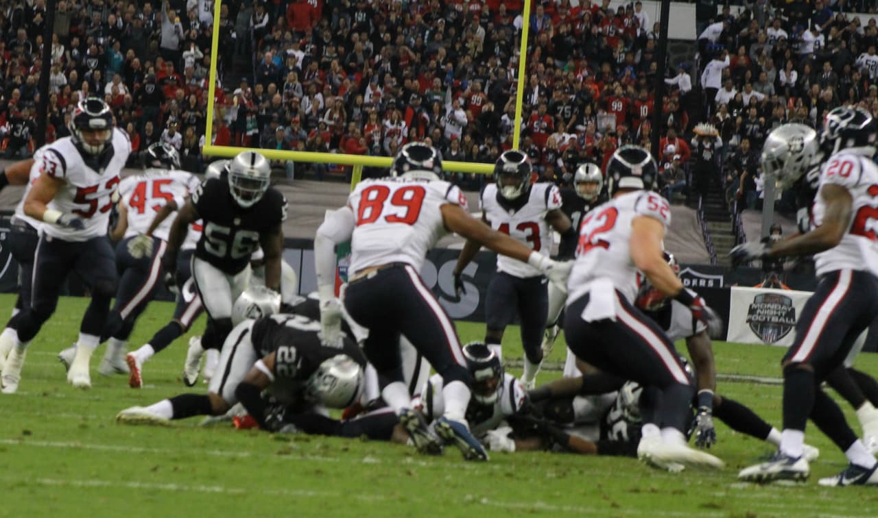 Te presentamos las mejores imágenes que nos dejó el juego entre Raiders y Texans en la cancha del estadio Azteca de la ciudad de México.