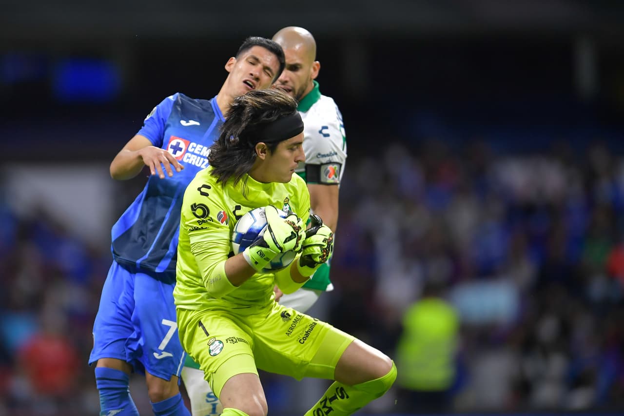 Santos gana su primer partido de la temporada a un Cruz Azul que una vez más no supo aguantar la ventaja en el marcador.