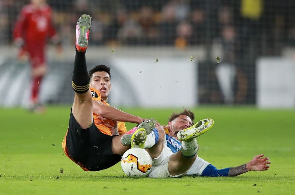 Sólo Raúl Jiménez ganó en la ida de los 16vos de la Europa League, pero en lo personal no anduvo muy fino el delantero; Edson Álvarez y 'Tecatito' Corona la pasaron mal en sus partidos y se fueron derrotados.