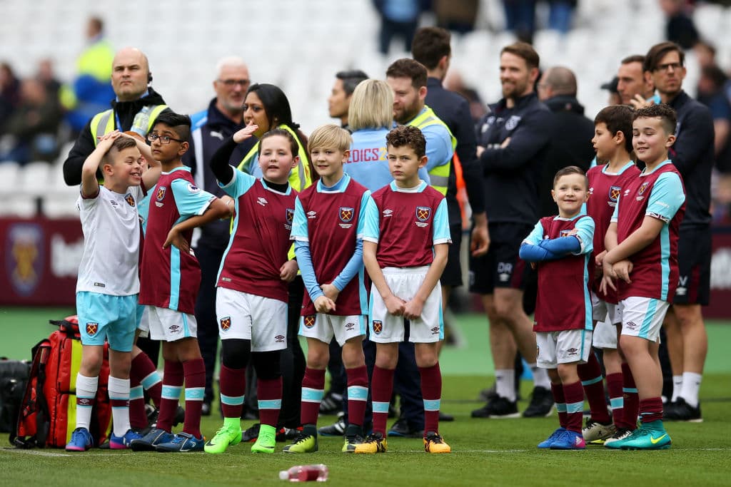 Según el diario inglés The Telegraph, los padres de familia tienen que pagar altas cantidades de dinero, hasta 17 mil pesos (700 liras esterlinas) para que sus hijos salgan al campo junto a algunos jugadores de la Premier League.