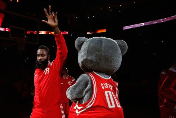 Luego de ganar tres juegos seguidos y perder uno en Dallas, y en medio de controversias por tensiones entre los dos equipos que llegaron hasta Twitter, el equipo de Houston avanza a la siguiente fase de playoffs en la Conferencia del Oeste.