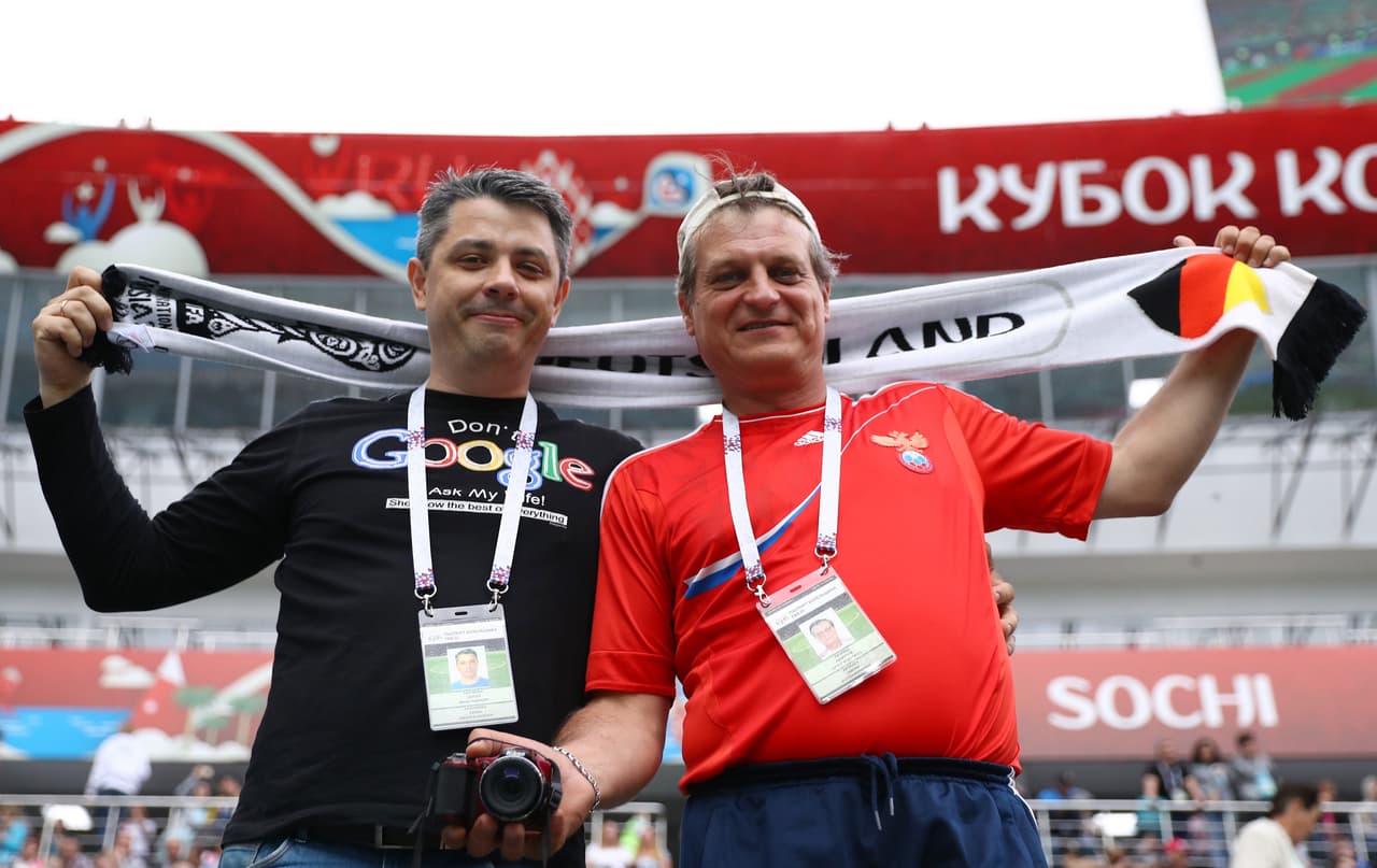 Los acreditados aprovecharon para tomarse fotos muy cerca del terreno de juego.