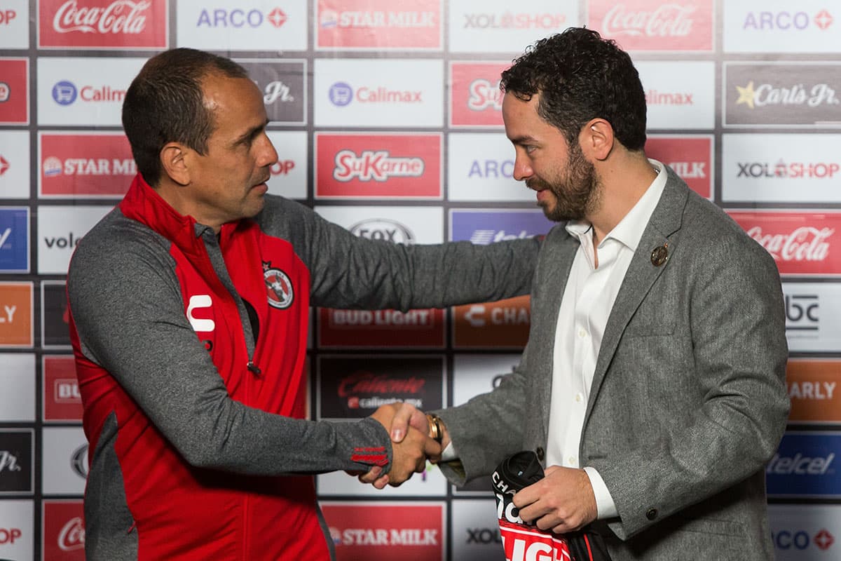 El presidente de Xolos, Jorge Alberto Hank (derecha), se encargó de darle la bienvenida al colombiano Óscar Pareja al club.