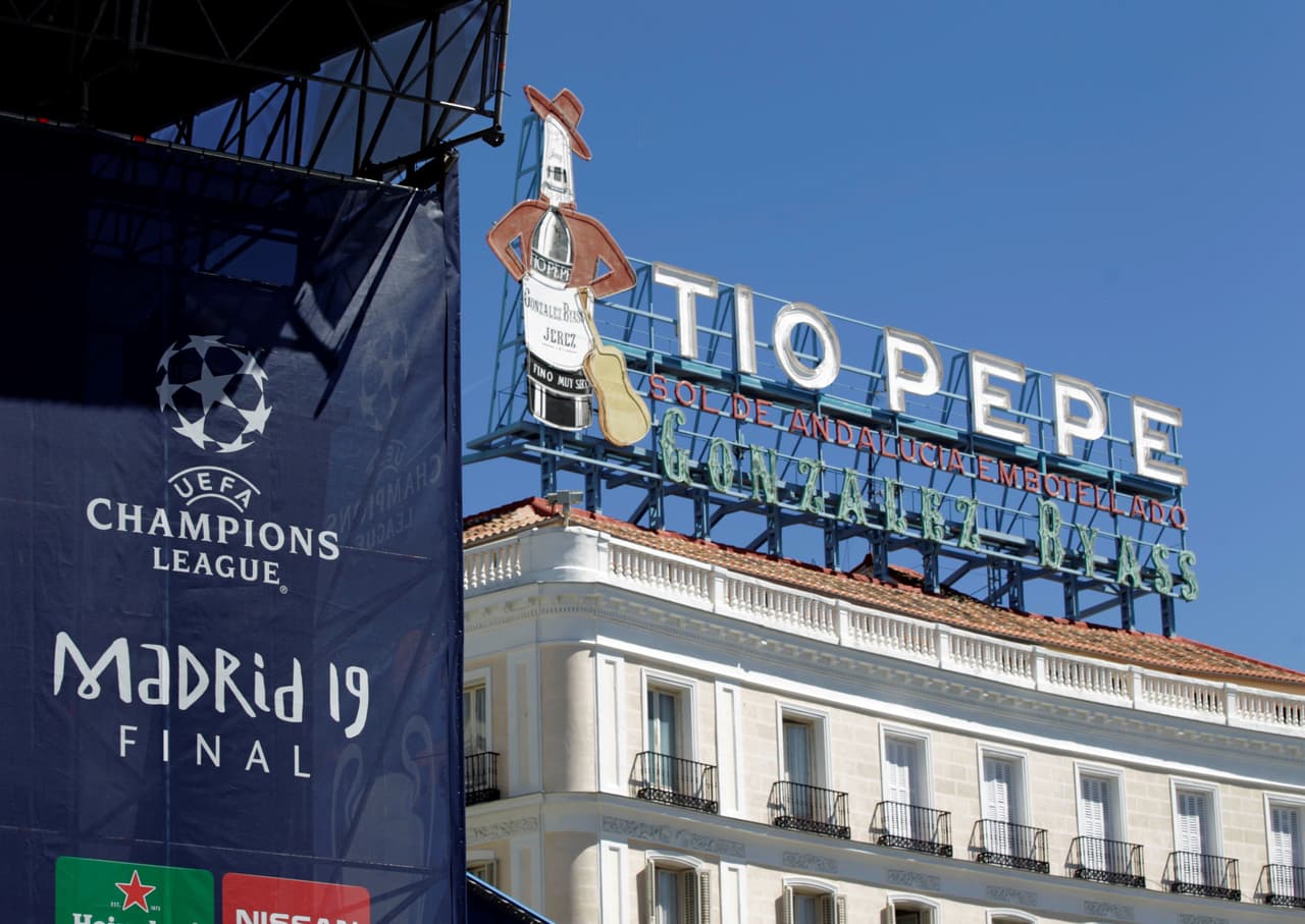 La Orejona, el trofeo al ganador de la UEFA Champions League, ya se encuentra en Madrid donde este sábado se disputará la Final de su edición 2018/19 entre Liverpool y Tottenham. Fernando Morientes (ex Real Madrid), Roberto Solazabal (ex Atlético) y Marta Higueras (Alcaldesa) la acompañaron en la Plaza Mayor.