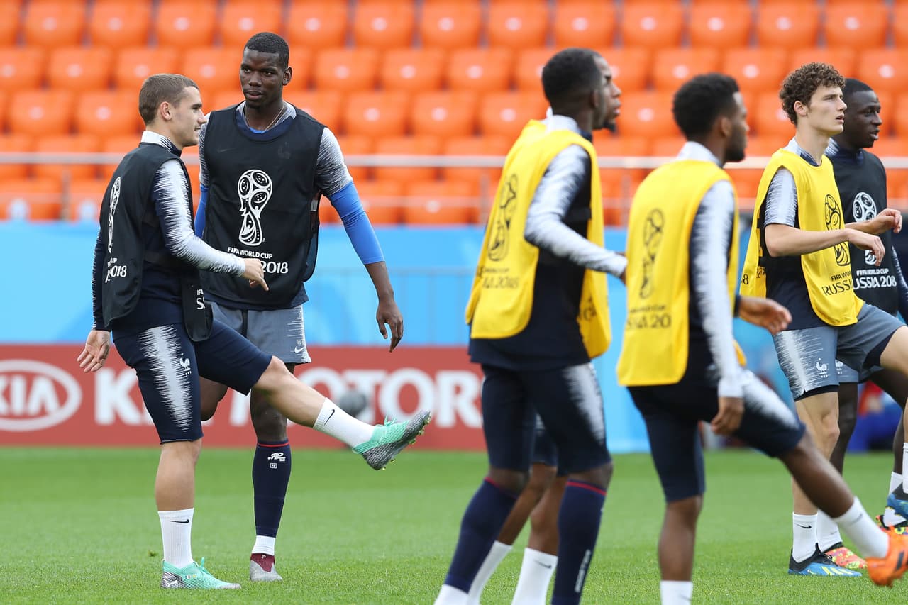 Antoine Griezzmann (izq) charla con Paul Pogba en el entrenamiento final de cara al segundo partido de la Copa Mundial para Les Bleus. Un triunfo ya los coloca con seis puntos y casi clasificados.