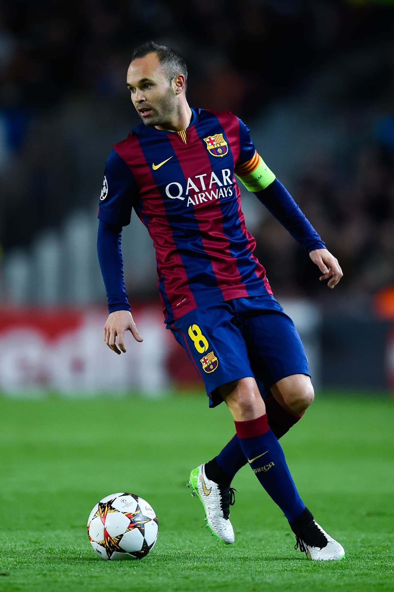 8 ANDRÉS INIESTA El cerebro del Barcelona de Luis Enrique. Iniesta se ganó el gafete de capitán por su manera de comandar el mediocampo de un equipo plagado de estrellas pese a su introvertida personalidad. ‘Don Andrés’ solo se perdió dos juegos en la Champions. La visita a Ajax y APOEL en la ronda de grupos. A partir de ahí solo rotó con Xavi en la eliminatoria contra el PSG. No ha convertido gol pero coopera con cuatro asistencias, la última justamente ante el club galo.