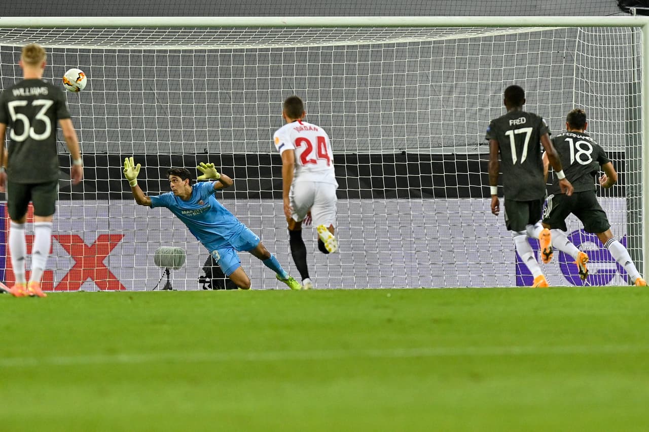 Paradón de Bounou tras el remate de Martial dentro del área.