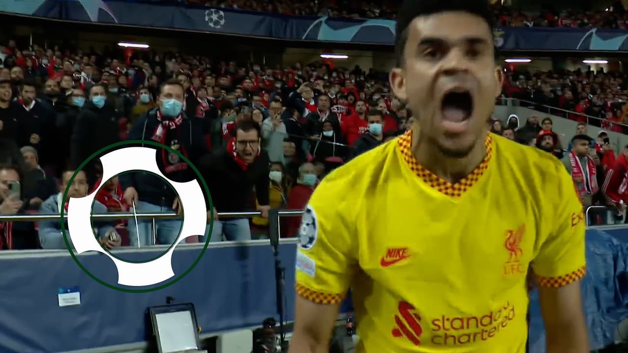 Aficionado casi logra lastimar a Luis Díaz en festejo dentro de la Champions