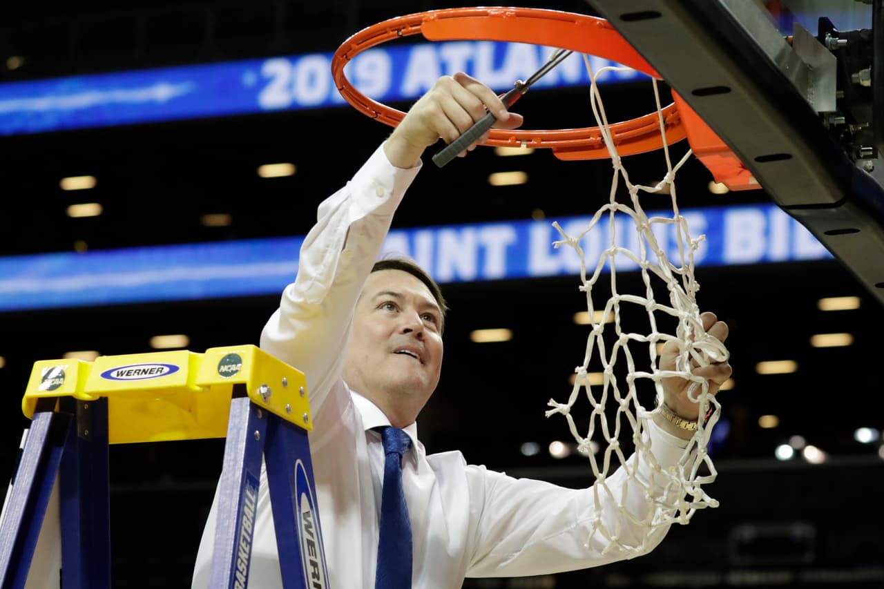 Aquí se ve al coach de Saint Louis Travis Ford cortando la red luego del éxito en la Atlantic 10 al vencer a St. Bonaventure. En el baloncesto de la NCAA no hay una mejor sensación que esta, llevar este trofeo de 'guerra'.