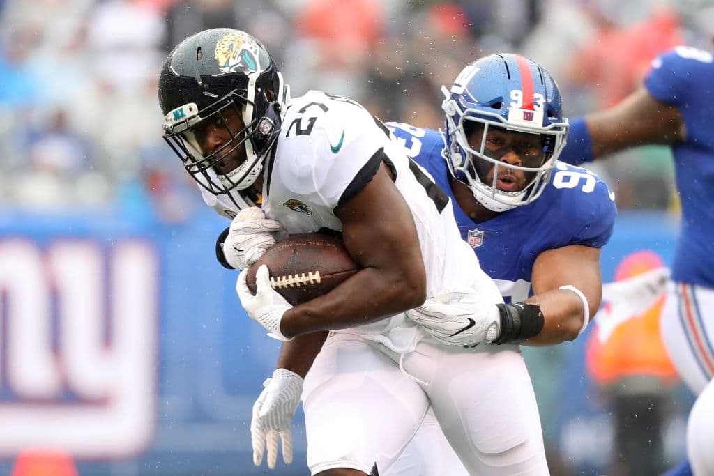 La ofensiva por carrera, usualmente prolífica para Jacksonville, fue maniatada por la defensa de los Gigantes. Aquí Leonard Fournette (27), quien apenas cosechó 41 yardas en nueve acarreros.