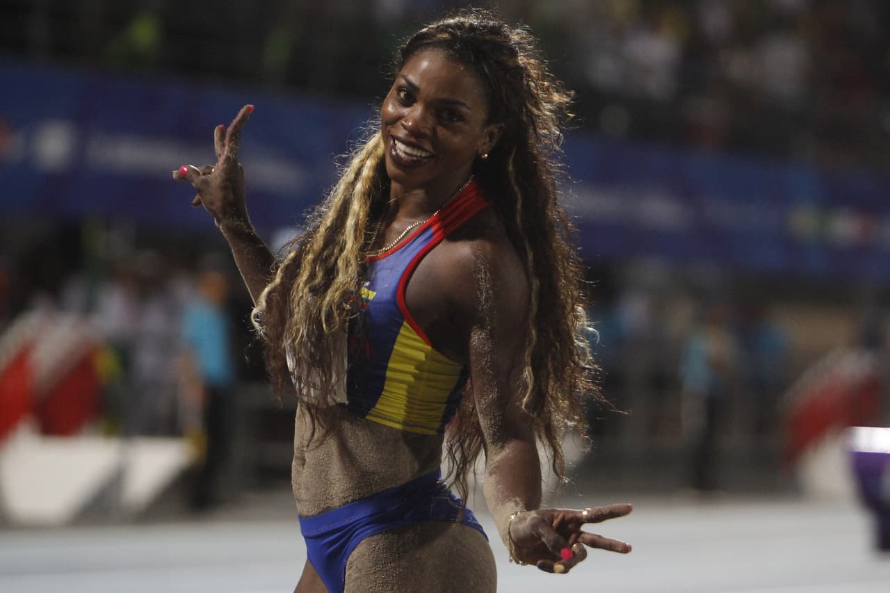 Así fue como sobresalió la colombiana Caterine Ibargüen en el salto de longitud con un vuelo único en el estadio de atletismo Rafael Cotes.