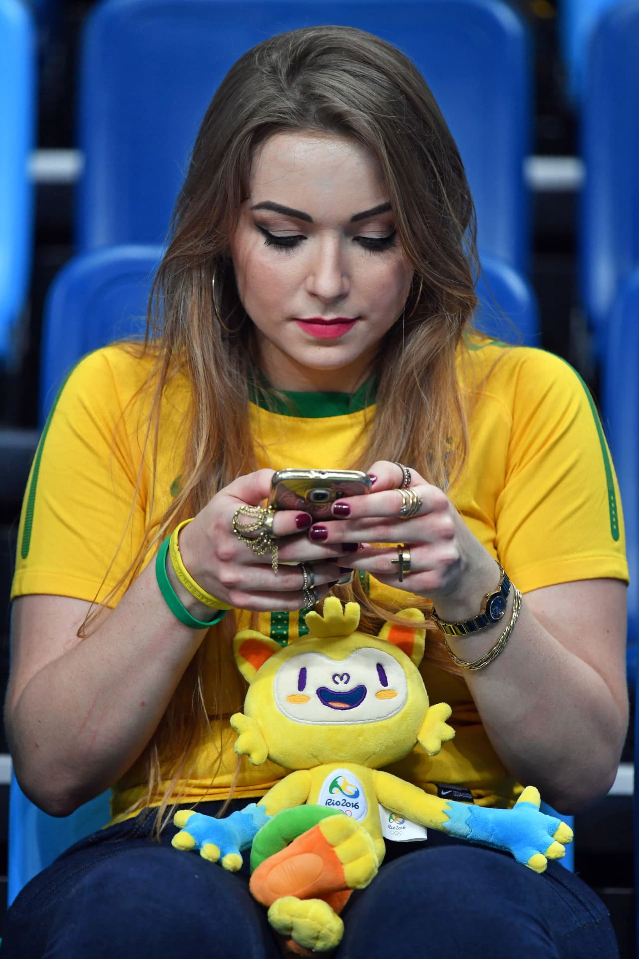 Para algunos aficionados, la acción deportiva es lo que menos importa.