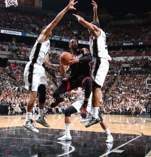 Todo o nada. Dispuestos a dejar la vida en la cancha San Antonio fue por su quinto campeonato mientras Miami buscaba salir de la mala racha 3-1 pese a que ningún equipo en la historia lo había logrado en una final. San Antonio apaleó a Miami.          