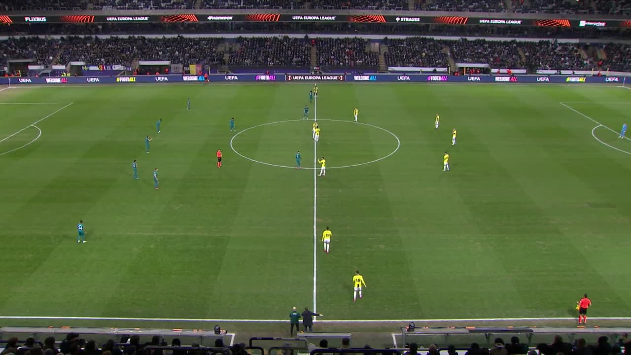 Arranca el partido y la pelota está en juego.