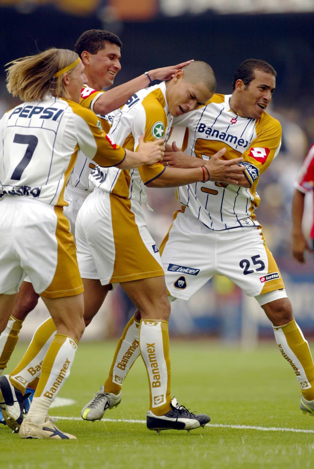 Pumas padecía una sequía de más de diez años sin título de liga y el arribo de Darío Verón apuntaló a una escuadra legendaria: la del primer bicampeón de torneos cortos.