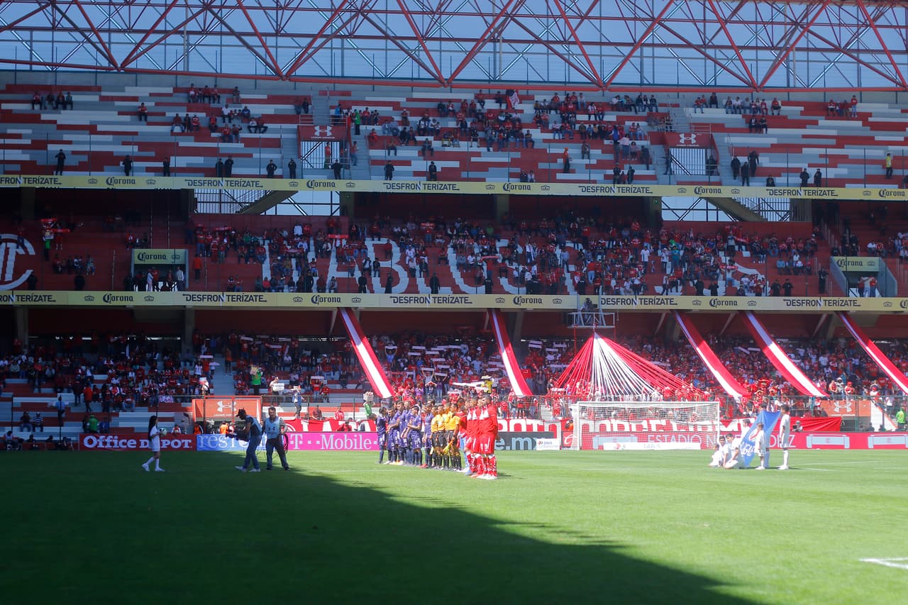 Bajo una inclemente temperatura se disputó el encuentro de la
<a href="https://www.univision.com/deportes/futbol/liga-mx/*">Liga MX</a> en el Estadio Nemesio Diez de Toluca al mediodía de este domingo.