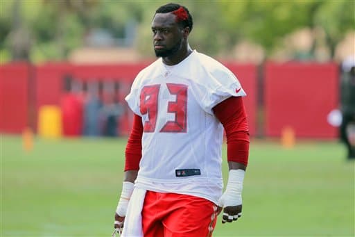 El DT Gerald McCoy llegó con el cabello del color de su equipo.
