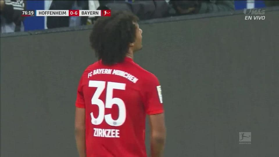Tiro desviado de Joshua Zirkzee