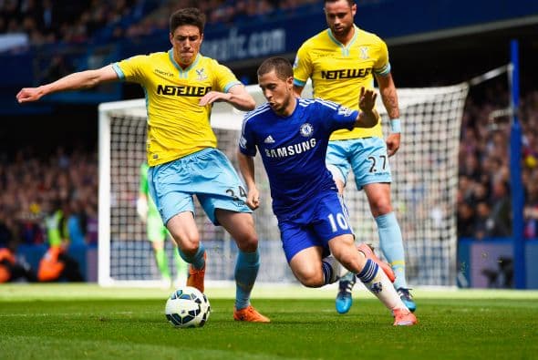 Hazard se convertiría en la figura del equipo, el jugador belga cargó con el ataque de los Blues rotando de posición. constantemente