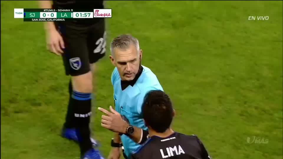 Tarjeta amarilla. El árbitro amonesta a Nick Lima de San Jose Earthquakes