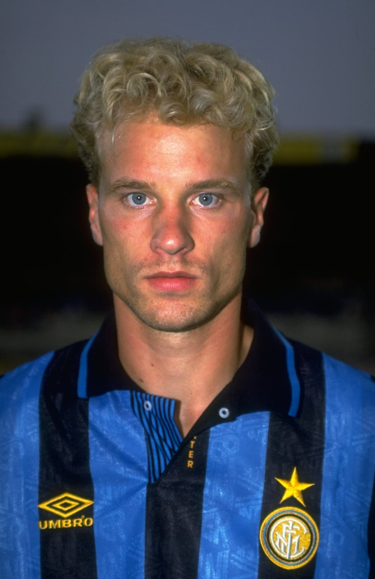 Luego de un exitoso paso por el Ajax de Amsterdam, en su país, el delantero Dennis Bergkamp fue comprado por el Inter de Milán en 7,1 millones de euros.