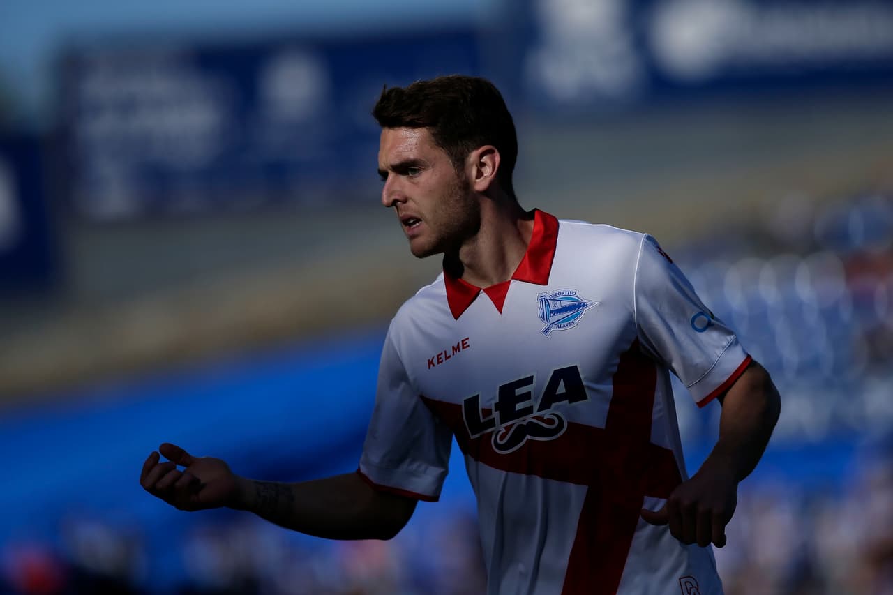 GETAFE, SPAIN - NOVEMBER 18: Ibai Gomez of Deportivo Alaves gestures during the La Liga match between Getafe CF and Deportivo Alaves at Coliseum Alfonso Perez stadium on November 18, 2017 in Getafe, Spain. (Photo by Gonzalo Arroyo Moreno/Getty Images)