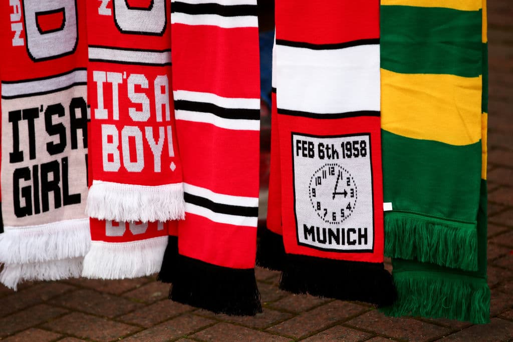 Bufandas para el público a la venta con la fatídica fecha del 6 de febrero de 1958 cuando en Munich se estrelló un avión en el que murieron ocho jugadores del United y 23 personas en total.