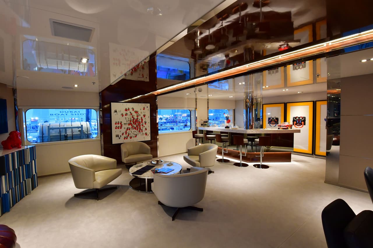 Sitios especializados en yates indican que el modelo como el de Zlatan tiene espacios de bar, ventanas grandes, salones para recibir personas y hasta lugares para parqueas jetskies, entre otros.