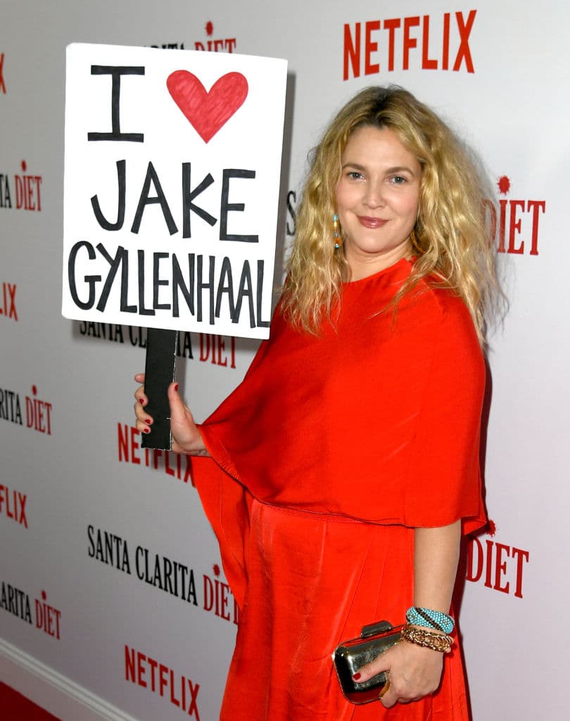 “Estuve en un lugar durante un año y medio llamado Van Nuys Psychiatric y no se podía perder el tiempo allí. Si lo hiciera, me arrojarían a la habitación acolchada o me colocarían en una camilla y me atarían”, dijo Barrymore.
<br>