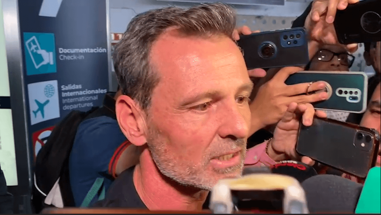 Con gritos de "¡cobarde!", Cocca es recibido en México