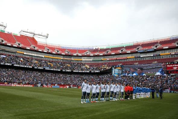 Durante la ceremonia de los himnos en lugar de sonar el salvadoreño se escuchó el de Kazajistán.