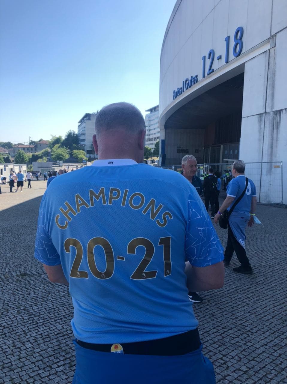A minutos del incio del partido, los aficionados comienzan a llegar a sus lugares en el Estadio Do Dragao para disfrutar de la final de la UEFA Champions League.